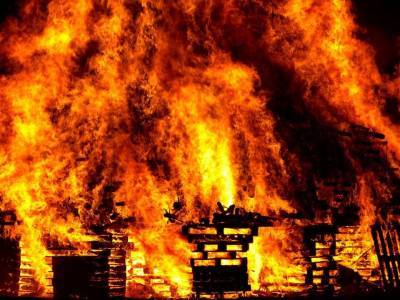 Автосервис на площади тысячи квадратных метров загорелся в Хабаровске