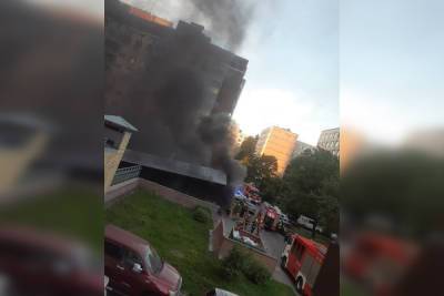 Пожар уничтожил четыре машины на проспекте Большевиков