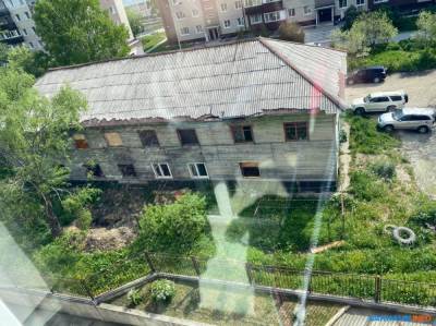 Жильцы многоэтажки в Южно-Сахалинске боятся соседства с расселенным бараком