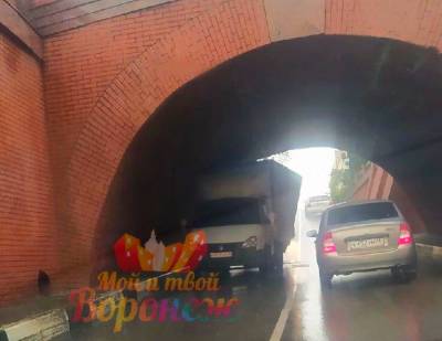 «Бесконечно и навсегда»: В Воронеже под Каменным мостом застрял очередной грузовик
