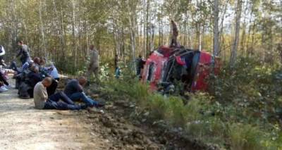 В Свердловской области автобус наехал на остановку, погибли шестеро. Видео