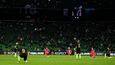 УЕФА призвал фанатов проявить уважение к преклоняющим колено игрокам