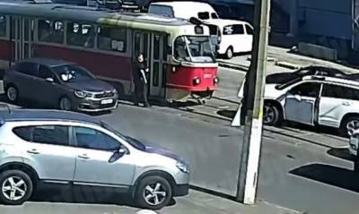 Киевский чиновник на джипе заблокировал движение трамвая и устроил “разборки”