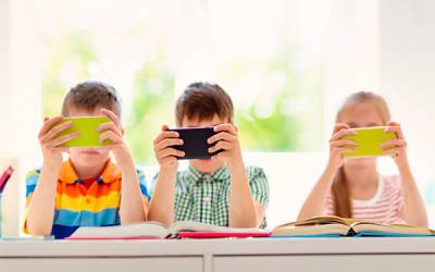 Минпросвещения собирается запустить новый эксперимент над детьми - об их "информационно-технологическом взаимодействии"
