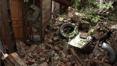В Воронеже мощный дождь разрушил простоявшую 40 лет подпорную стену у частного дома