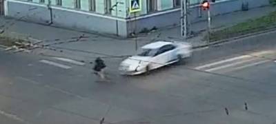 Парочка мужчин на одном велосипеде оказалась под колесами автомобиля в Петрозаводске (ВИДЕО)