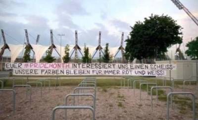 Немецкие футбольные болельщики протестуют против месячника в поддержку геев