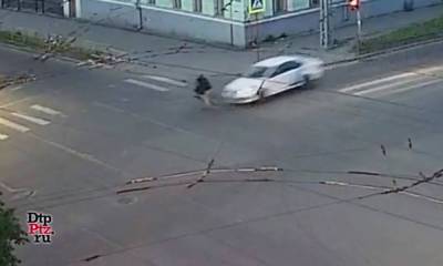 В Петрозаводске автомобиль сбил двух мужчин, ехавших на одном велосипеде