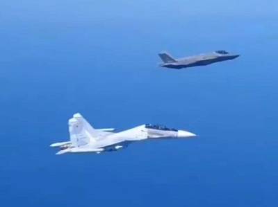 Первая в истории "встреча" российского Су-30СМ и F-35A Lightning II ВВС Италии в небе над Балтикой попала на видео