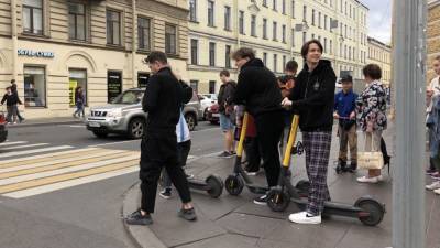Петербуржцам запретили ездить на электросамокатах по центру города