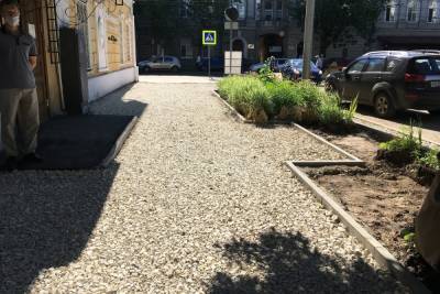 Саратовским журналистам показали, каким должен быть идеальный тротуар