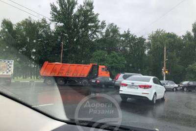 На улице Спортивной в Рязани из-за ДТП с КамАЗом образовалась крупная пробка