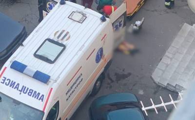 Украинец рухнул на машину скорой с 7-го этажа, кадры: "До этого избил сестру" - politeka.net