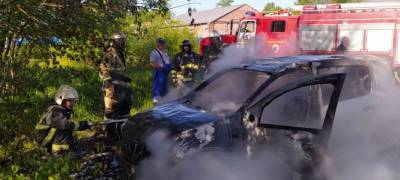 В Карелии пожарные потушили вспыхнувший автомобиль (ФОТО)