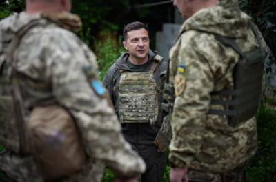 Зеленский во время рабочей поездки на Донбасс побывал на передовой