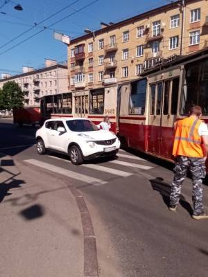 Девушка на мини-кроссовере остановила трамвай и собрала пробку
