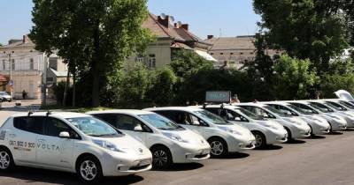На Прикарпатті запустили електротаксі з Nissan Leaf та Tesla (вартість)