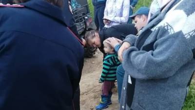 Решил прогуляться: в Челябинской области 2-летний мальчик ушел на километр от города
