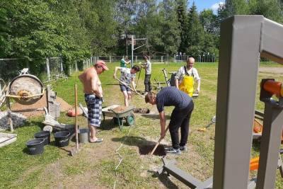 Учитель с бетономешалкой помогает устанавливать тренажёры в школе Тверской области