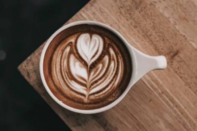 Диетолог объяснила, почему кофе лучше не пить на завтрак