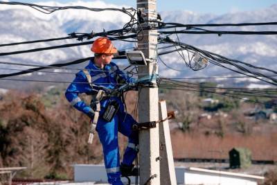 Энергетики филиала «Россети Кубань» в Сочи и Туапсинском районе демонтировали два нелегальных кабеля на опорах ЛЭП