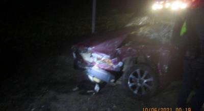 Спасатели окружили раскуроченный авто: подробности аварии под Ярославлем