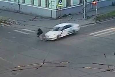 Двух велосипедистов на одном велосипеде протаранила легковушка в Петрозаводске
