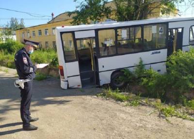 Часть людей придавило воротами: полиция сообщила детали ДТП с автобусом на Урале