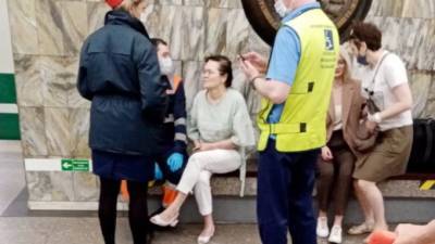 На станции метро "Приморская" на пути упала женщина – видео