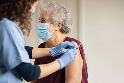Вакцинация меньше защищает пожилых людей, чем молодых