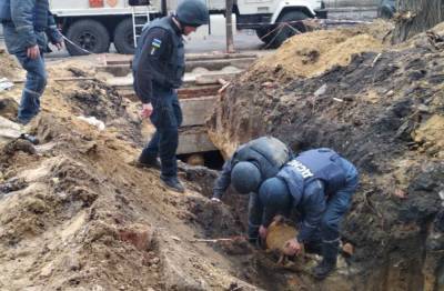 Возле людного места в Киеве нашли мину: слетелись спецслужбы, фото