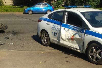 Мотоцикл врезался в полицейскую машину с пассажирами на юге Петербурга