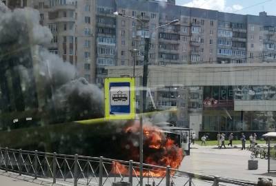 Пассажирский автобус загорелся у станции метро «Беговая»