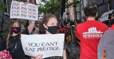 Журналисты в Нью-Йорке организовали устроили протест против главного редактора Vogue