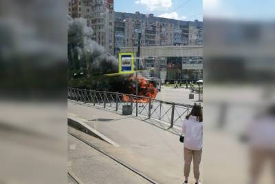Очевидцы сняли на видео горящий у станции метро «Беговая» автобус