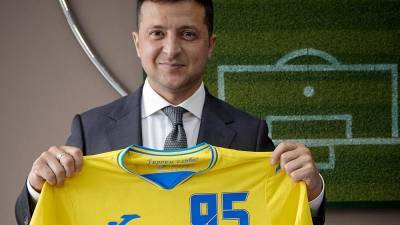 УЕФА запретил лозунг "Героям слава!" на футболках сборной Украины