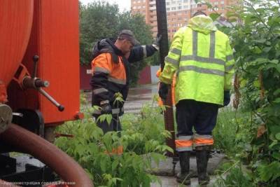 В Рязани после дождя откачивают воду из ливневок