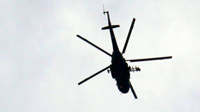 Вертолет экстренно приземлился в болото в Тюменской области