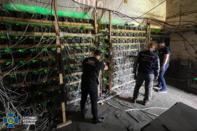 Под Днипром майнеры криптовалют подключились к трансформатору и чуть не оставили район без света