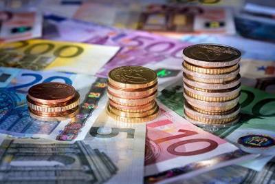 Официальный курс евро на пятницу снизился до 87,81 рубля