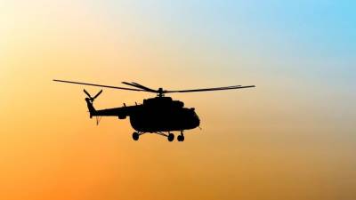 Вертолет совершил экстренную посадку в болото в Тюменской области