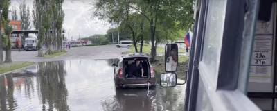 Воронежцы сняли на видео спасение автобуса из лужи