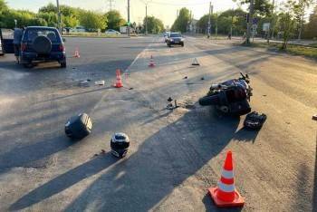 В Череповце после ДТП мотоцикл разлетелся на запчасти, водителя увезли в больницу