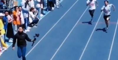 Курьез: В Китае фотограф добежал до финиша на стометровке быстрее спортсменов (ВИДЕО)