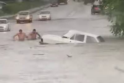 Потоп в Саратове: пожилую пару чудом спасли из уходящей под воду «Волги»