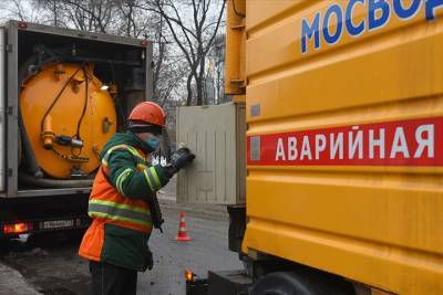 Триста бригад городских служб дежурят в период непогоды в Москве