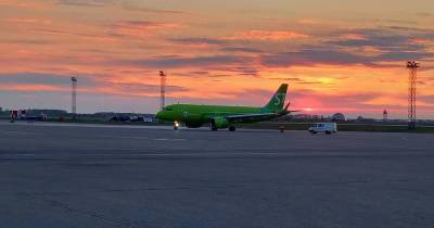 В Новосибирске самолет задел крылом мачту освещения