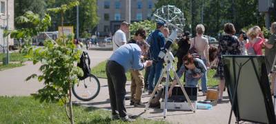 Жители Петрозаводска через телескопы наблюдают за затемнением солнца (ФОТО)