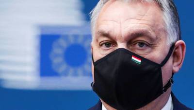 Премьер Венгрии назвал провокацией акцию с преклонением колена в футболе