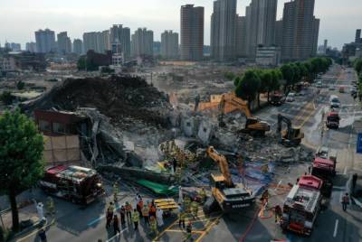 В Южной Корее рухнул 5-этажный дом, раздавив автобус с людьми: видео
